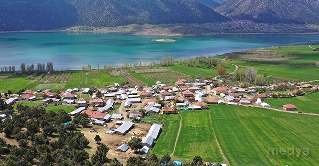 Gölün ortasındaki adada koronavirüsten izole bir hayat sürdürüyorlar