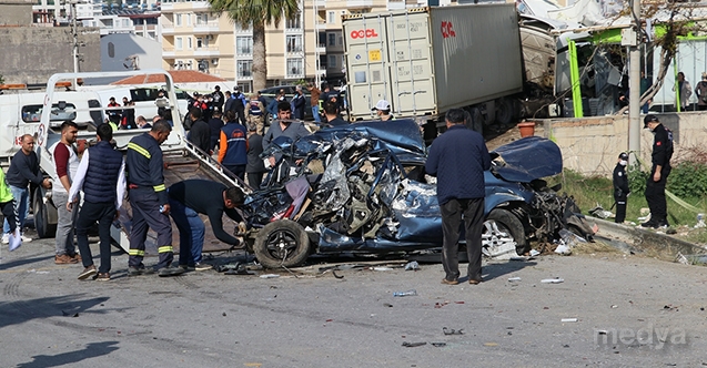 Hatay&#039;da freni boşalan tır uygulama noktasındaki araçlara çarptı: 5 ölü, 15 yaralı