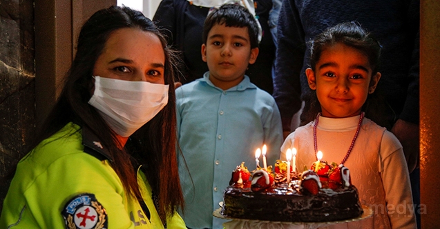 Hatay&#039;da trafik polislerinden 5 yaşındaki Fatma&#039;ya doğum günü sürprizi