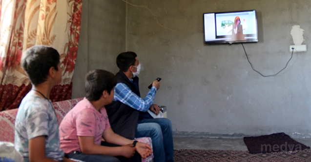 Hatay&#039;da uzaktan eğitim alamayan çocuklara televizyon hediye edildi