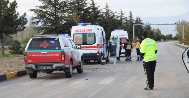 Isparta&#039;da ambulans ile otomobil çarpıştı: 2 yaralı