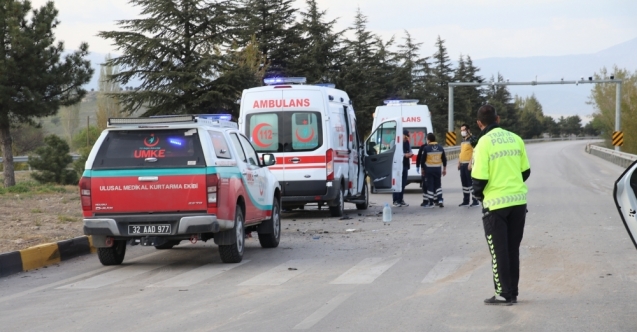 Isparta'da ambulans ile otomobil çarpıştı: 2 yaralı