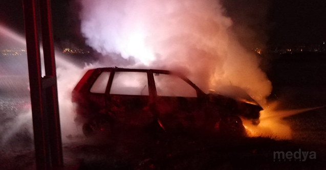 Mersin&#039;de seyir halindeyken yanan otomobil kullanılamaz hale geldi