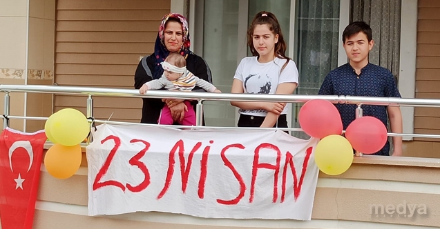 Osmaniye&#039;de 23 Nisan, evlerin balkonlarında kutlanıyor