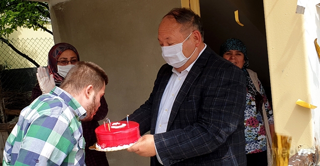 Osmaniye&#039;de down sendromlu gence itfaiye ekibinden sürpriz doğum günü kutlaması