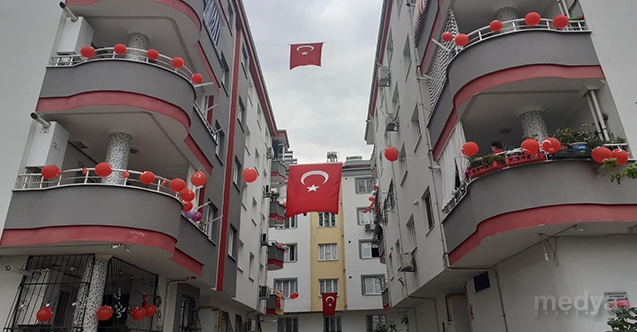 23 Nisan Evlerin Balkonlarinda Kutlandi Medya Gazete