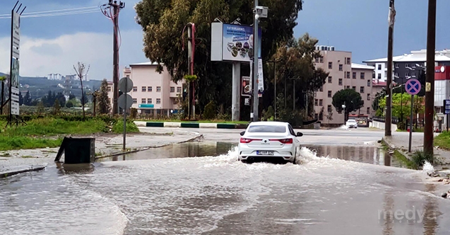 Osmaniye&#039;de sağanak yağış, su birikintilerine neden oldu