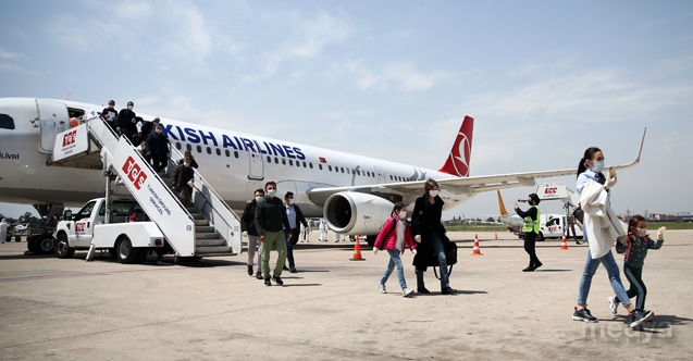 Rusya'daki 179 Türk Adana'ya getirildi