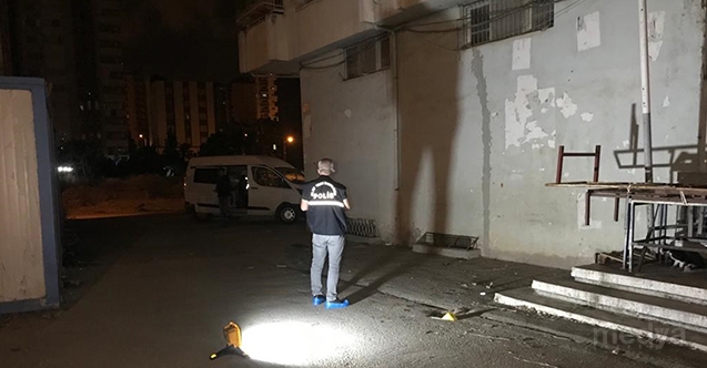 Adana&#039;da 4. kattan düşen 16 yaşındaki kız yaralandı