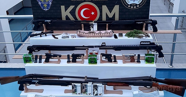 Adana&#039;da çok sayıda silah ele geçirildi: 10 gözaltı