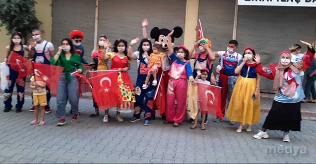Adana'da sokağa çıkamayan çocuklara bayram hediyesi