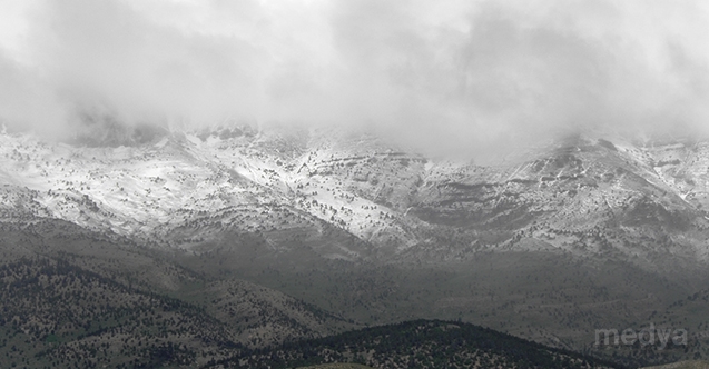 Adana Tufanbeyli&#039;de dağlara mayısta kar yağdı