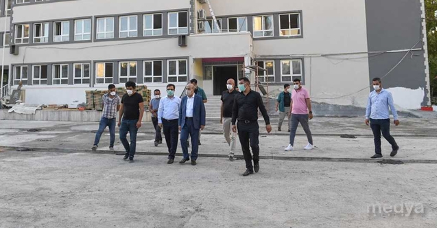 Adana Valisi Demirtaş, okullarda incelemelerde bulundu