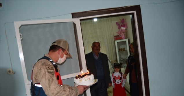 Elazığ&#039;daki uzman çavuştan, Gaziantep&#039;teki kızına jandarma destekli doğum günü sürprizi
