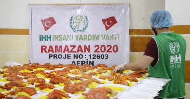 İHH, Afrin&#039;de 20 bin kişilik iftar yemeği dağıttı