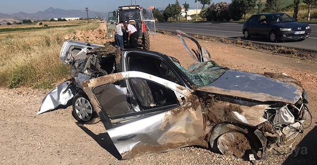 Kahramanmaraş&#039;ta otomobil tarlaya devrildi: 2 ölü