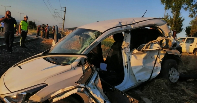 Kahramanmaraş&#039;ta otomobilin yük trenine çarpması sonucu 2 kişi yaralandı