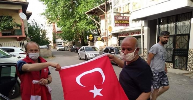 Pozantı'da Vefa Sosyal Destek Grubu ekibi Türk bayrağı dağıttı