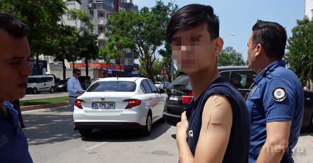 Adana'da arkadaşlarının neşterle yaraladığı genç tedavi altına alındı