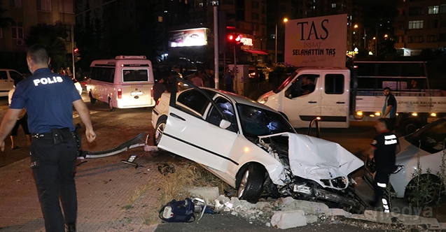 Adana&#039;da iki otomobil çarpıştı: 1 ölü, 6 yaralı