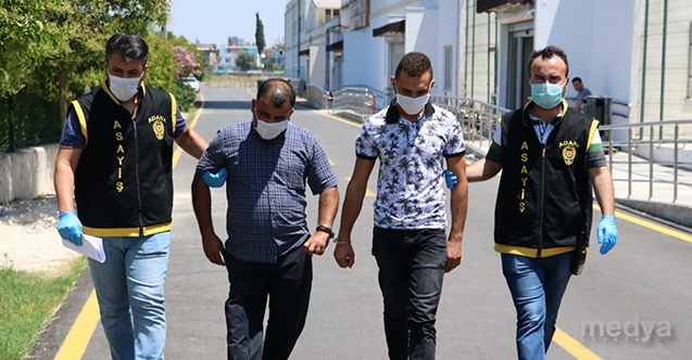 Adana'da kendilerini polis olarak tanıtan iki dolandırıcılık zanlısı tutuklandı