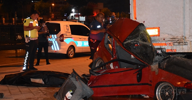 Adana&#039;da otomobil tır dorsesine çarptı: 2 ölü