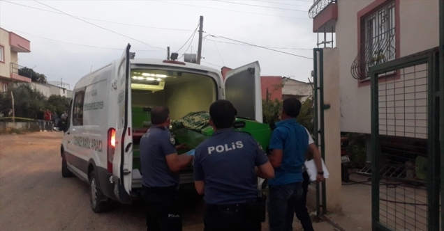 Adana'da seyir halindeki motosikletten düşen bebek yaralandı