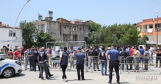 Antalya&#039;da karantinaya alınan mahallede gerginlik
