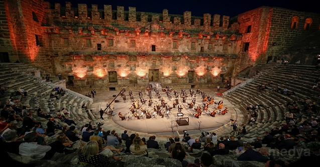 Antalya&#039;da “Yeniden Keşfet“ etkinliğinde antik tiyatroda konser düzenlendi