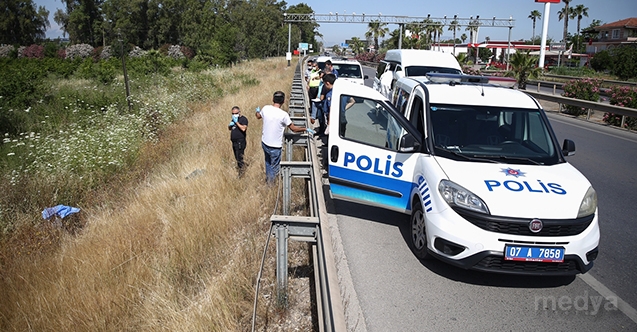 Antalya&#039;da yol kenarında erkek cesedi bulundu