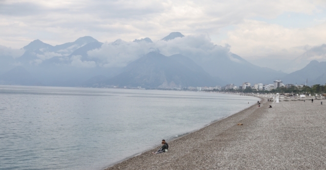 Antalya&#039;nın plajlarında sosyal mesafeli “deniz keyfi“ başladı