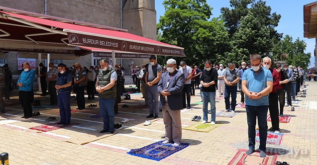 Cuma vakti vatandaş cami avlusu, stadyum ve pazar yerlerini doldurdu