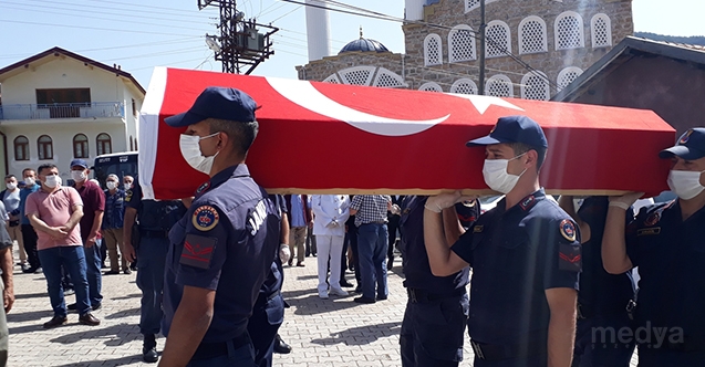 Gırtlak kanseri nedeniyle vefat eden başçavuş Antalya&#039;da toprağa verildi