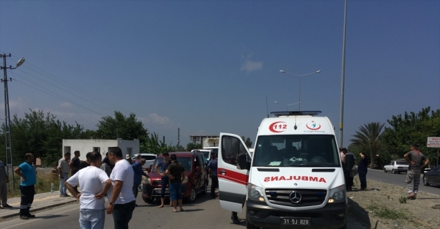 Hatay&#039;da hafif ticari araçla çarpışan motosikletin sürücüsü öldü