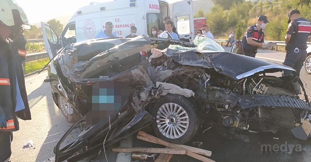 Mersin&#039;de otomobil tıra çarptı: 3 ölü, 1 yaralı