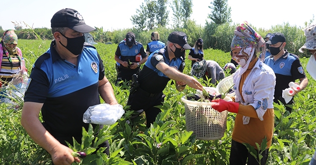 Adana'da polis tarım işçilerine maske dağıttı
