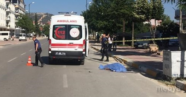 Antalya&#039;da kamyonet ile motosiklet çarpıştı: 1 ölü