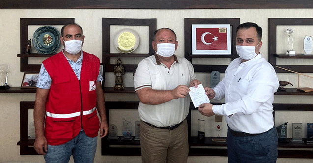 Kadirli Belediye Başkanı Tarhan, Kızılay&#039;a kurban bağışında bulundu