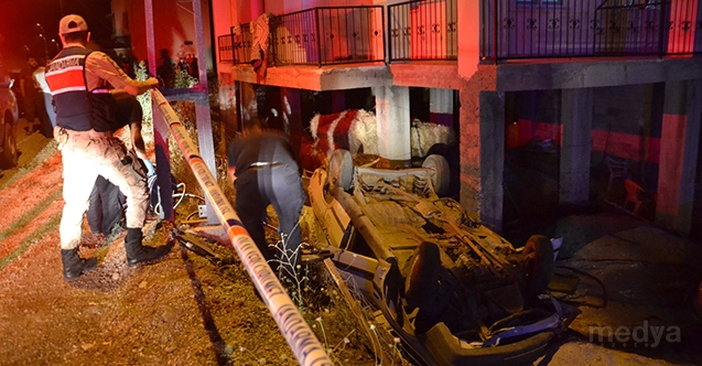 Kahramanmaraş&#039;ta evin bahçesine devrilen otomobilin sürücüsü öldü
