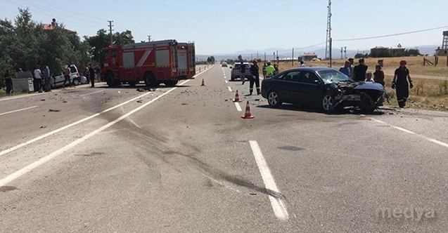 Kahramanmaraş&#039;ta hafif ticari araç ile otomobil çarpıştı: 1 ölü, 3 yaralı
