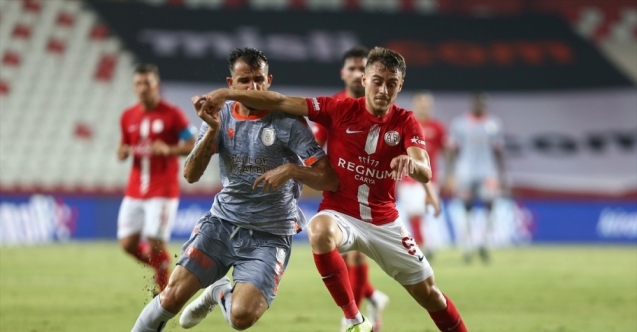 Medipol Başakşehir, Antalyaspor'un 11 maçlık yenilmezlik serisine son verdi