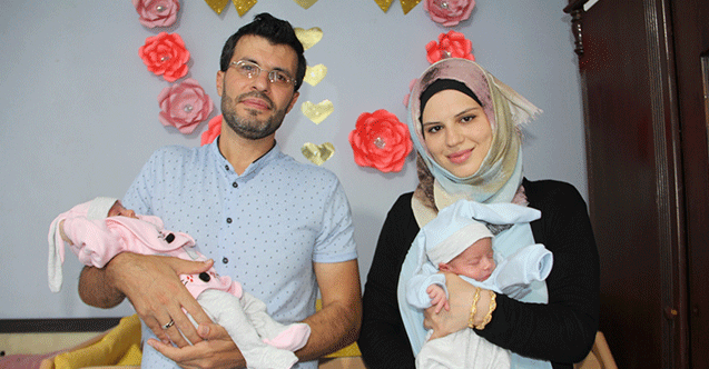 Suriyeli aile ikiz kızlarına &quot;Aya&quot; ve &quot;Sofya&quot; adını verdi
