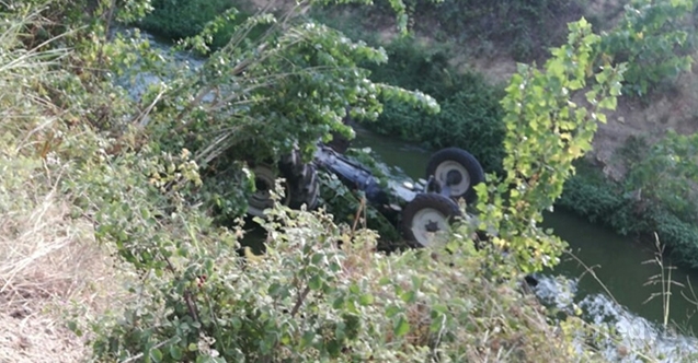 Adana&#039;da devrilen traktörün sürücüsü öldü