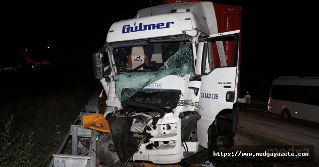 Adana&#039;da önündeki tıra çarpan tırın şoförü öldü