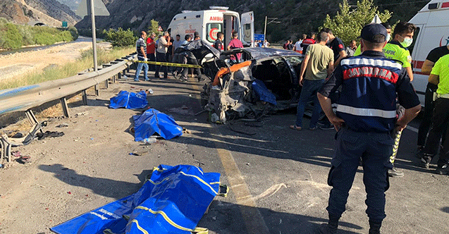 Adana&#039;da otomobil ile kamyonetin çarpışması sonucu 4 kişi öldü