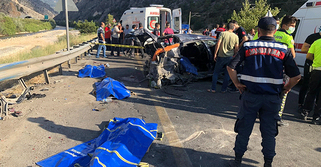 Adana'da otomobil ile kamyonetin çarpışması sonucu 4 kişi öldü