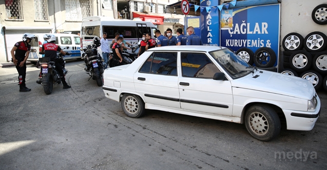 Adana&#039;da otomobilin torpidosundaki 43 bin lira çalındı