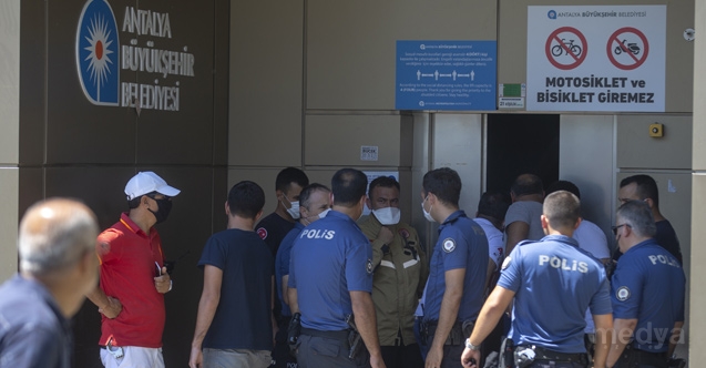 Antalya&#039;da asansör boşluğunda erkek cesedi bulundu