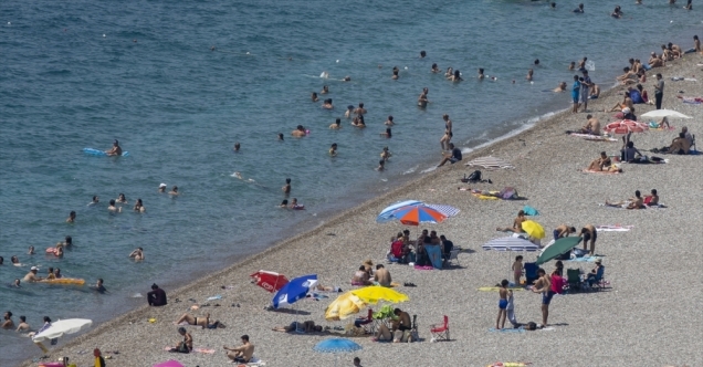 Antalya sahillerinde bayram yoğunluğu