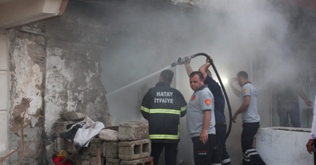 Hatay&#039;da odun deposunda çıkan yangın söndürüldü